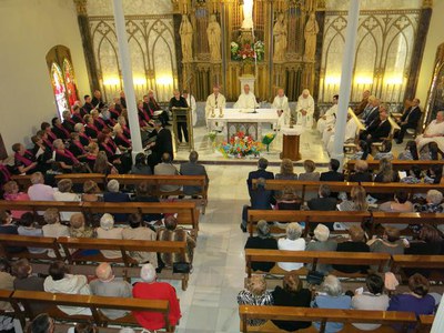 La missa a l'Acadèmia Mariana, prèvia al certamen literari.
