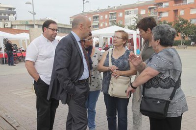 En el mercat s’hi pot trobar una àmplia varietat de parades de comerços i de serveis.