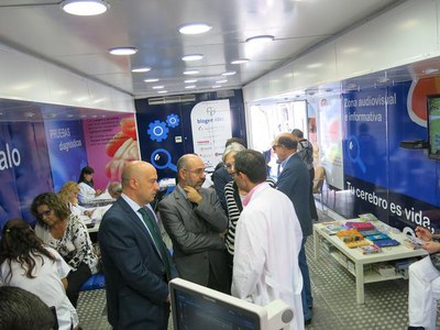 Dins de l'autobús, neuròlegs experts realitzen gratuïtament diferents jocs de percepció i de lògica, així com proves cognitives i d'habilitat espaial.