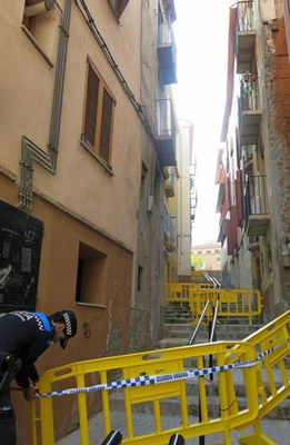 Tallat temporalment el pas al carrer Escales de Sant Llorenç per prevenció i seguretat per l'ensorrament de part de sostre del 2n pis de l’edifici nú….