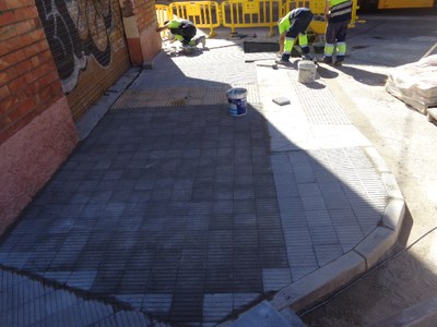 Al carrer Miquel Cortiada es millora l'accessibilitat construint 4 rebaixos.