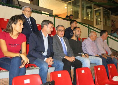 L'alcalde Ros, amb el president del Lleida Llista, E.Duch, al pavelló municipal Onze de Setembre, on avui els llistats han guanyat per 6-4 el Cerceda.