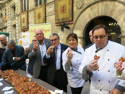 l'alcalde de Lleida, Àngel Ros, assaborint "La Flor de Pinyana" per promocionar la fruita de les Terres de Lleida.