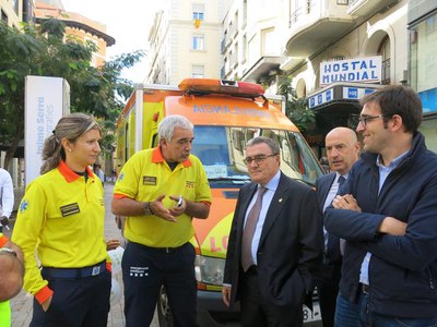 l'alcalde amb el personal d'Emergències Mèdiques.