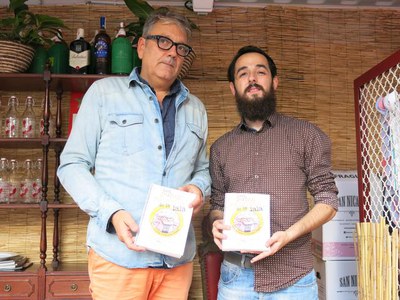 El tinent d'alcalde Larros amb Jofre Martell en la presentació del seu llibre "Les putes receptes de la iaia".
