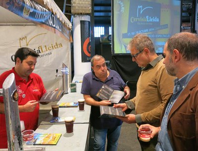 Fèlix Larrosa amb X.Pérez, de la Fecoll, i Oriol Oró, director de Fira de Lleida, en la 6a CervisiaLleida que ha tancat amb èxit.