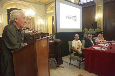 L'artista Benet Rossell, lloant el guanyador de la primera edició d'aquest guardó.