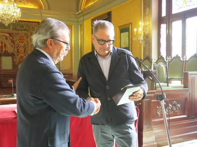 El responsable de Turisme de Lleida, Fèlix Larrosa, i el President de l'OPC Espanya, Vicente Serrano, en la visita institucional al Palau de la Paeria.