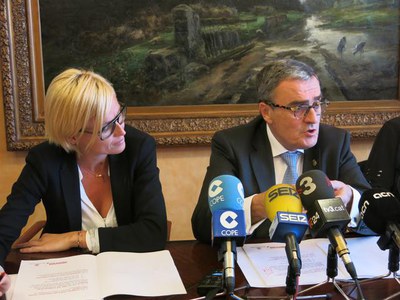 L'alcalde de Lleida, Àngel Ros, i la tinent d'alcalde i regidora d'Economia i Hisenda, Montse Mínguez, presentant les ordenances fiscals 2015 de l'Aj….