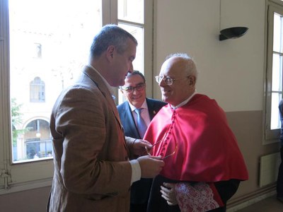 Àngel Ros, amb Eugeni Bragolat i l'artista de la Seu d'Urgell, Perico Pastor, abans de la investidura..