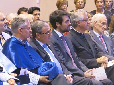 El paer en cap, al costat de l'alcalde de la Seu d'Urgell i l'arquebisbe d'Urgell i copríncep d'Andorra..