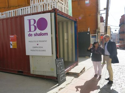 L'stand de Shalom, on es poden fer tasts i vermuts i comprar productes de proximitat, estarà fins dilluns al Centre Històric.