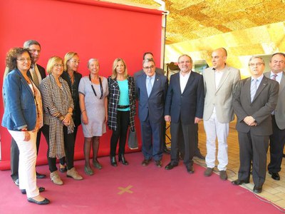 La vicepresidenta del Govern Joana Ortega, amb l'alcalde Ros, al photocall de la Lleida VI Fest Tardor aquesta tarda.