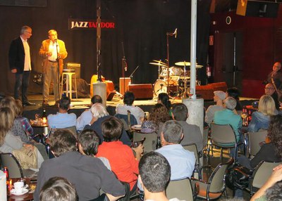 L'alcalde Ros i Josep Ramon Jové, donant la benvinguda als assistents del primer concert del 21è festival Jazz Tardor.