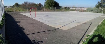 L'actuació ha consistit en fer un nou accés mitjançant la construcció d'una nova vorera fins a l'entrada de la pista poliesportiva i s'han col·locat ….