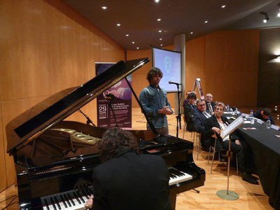 Actuació musical d'Antoni Tolmos i Salva Racero en suport de Mamapop.