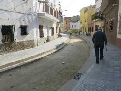 Amb aquesta actuació, l'Ajuntament de Lleida millora l'accessibilitat, amplia les voreres, renova tots els serves i col·loca nou mobiliari urbà.