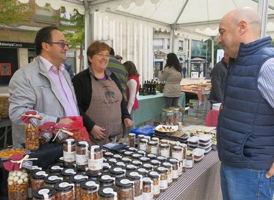 El tinent d’alcalde Rafael Peris ha visitat el mercat de l'Hort a Taula que ofereix productes de temporada.