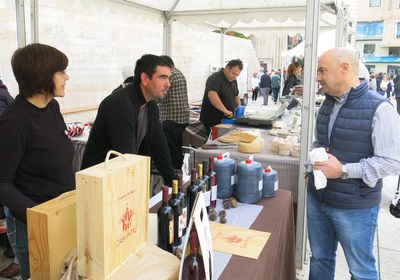 Rafael Peris ha saludat els paradistes del mercat de l'Hort a Taula, a la plaça de Sant Joan.
