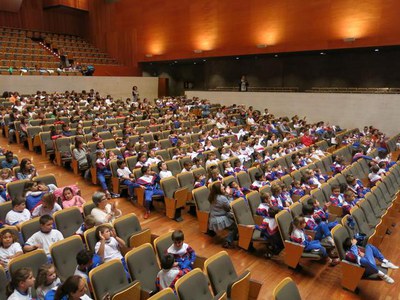 Els nens i nenes de 1r a 6è han omplert l'Auditori.