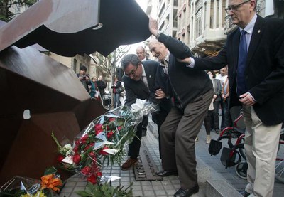 Fotografia de la tradicional ofrena de flors al monument “Memòria, Dignitat i Vida”.