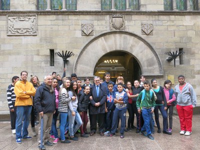 Fotografia de família de la visita dels alumnes de l’Institut Castell a la Paeria.