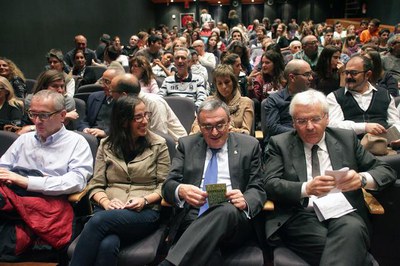 L'alcalde Àngel Ros i el conseller Ferran Mascarell, a la platea del Teatre de l'Escorxador..