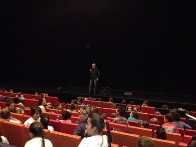 800 alumnes han assistit aquest dijous a la representació de l'espectacle "La camisa del hombre feliz".