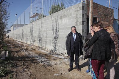 Es crea un nou accés per als vianants per la part posterior del camp, unint el barri del Secà de Sant Pere amb les instal·lacions del camp de tutbol ….