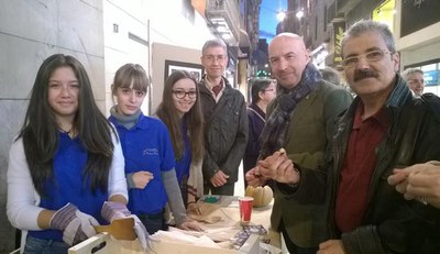 Rafael Peris i Llorenç González a la iniciativa Dies Eixerits, amb la proposta Castanyes amb història a l’Eix Comercial.