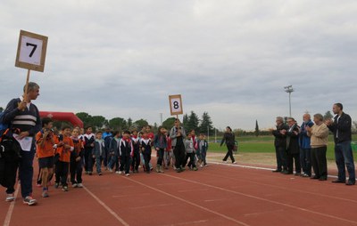 La jornada de miniatletisme a les Basses ha acabat amb una desfilada dels participants.