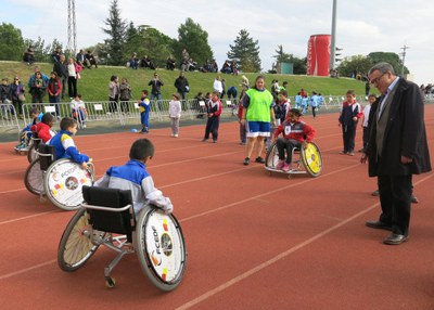 La jornada de Miniatletisme ha sensibilitzat els escolars sobre l'esport adaptat.