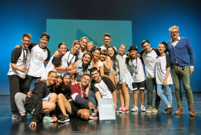 El tinent d'alcalde Larrosa ha lliurat el premi especial de la Llotja a Flow Company.