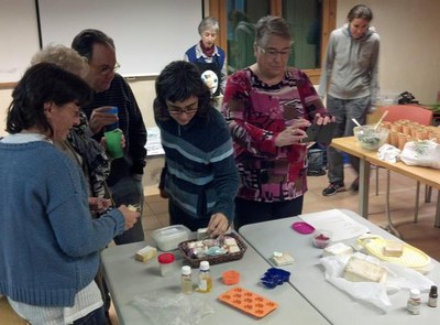 La Regidoria de Medi Ambient ha organitzat un taller de sabons a partir d’olis usats.