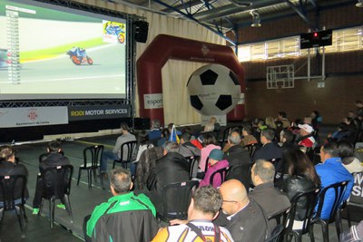 Nombrosos lleidatans i lleidatanes han seguit la cursa d'Àlex Màrquez des del Pavelló de Pardinyes..