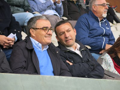 L'alcalde Ros i el president del club, Albert Esteve, conversant a la llotja del Camp d'Esports.