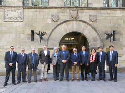 Fotografia de família amb la delegació xinesa a l'entrada de la Paeria.