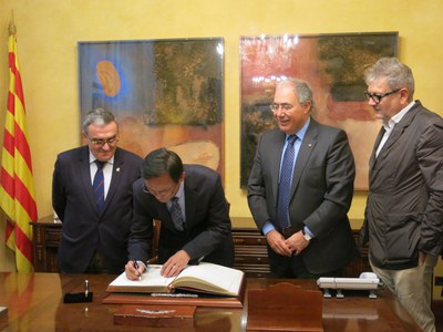 L’alcalde de Lleida, Àngel Ros, i el Rector de la UdL, Roberto Fernández, han rebut avui a la Paeria una delegació de la Universitat BSFA de Binhai (….