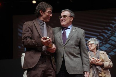 L'alcalde Ros ha lliurat la Libertinella dels Premi d'assaig Josep Vallverdú a Carlos Ruiz.