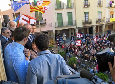 L'alcalde de Lleida i les autoritats, al balcó de l'ajuntament de Cervera, en l'acte institucional organtizat per homenatjar els germans Màrquez.