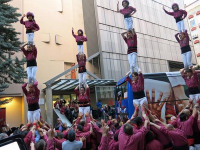 Els Castellers de Lleida “rodaran” a partir d'ara amb nous autocars personalitzats.