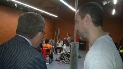 L'alcalde de Lleida, Àngel Ros, i el director de l'Aula Municipal de Teatre, Antonio Gómez, han visitat aquest matí alguns dels alumnes del centre.