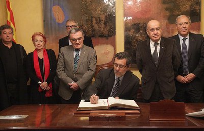 El director de l'IRB Lleida, Xavier Matías-Guiu, ha signat al llibre d'honor de l'Ajuntament de Lleida..