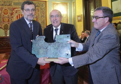L'alcalde ha lliurat una reproducció del Bronze d'Ascoli, el primer document on apareix el nom d'Ilerda, guardó del premi Interncional Ciutat de Llei….