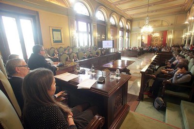 El Saló de Sessions, omplert d'infants i joves.