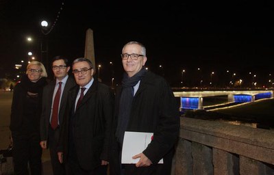 L'alcalde, amb el representant d'UNICEF Catalunya Jaume Gàzquez, la tinenta d'alcalde Montse Mínguez i el regidor Jesús Castillo, davant del Pont il·….