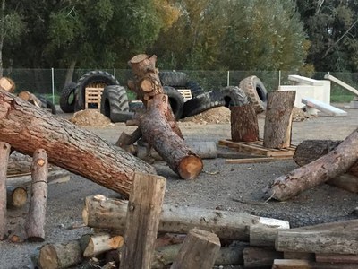 El Bike Trial Parc Lleida compta amb   elements com troncs o rodes que permetran la pràctica d'aquesta especialitat esportiva..