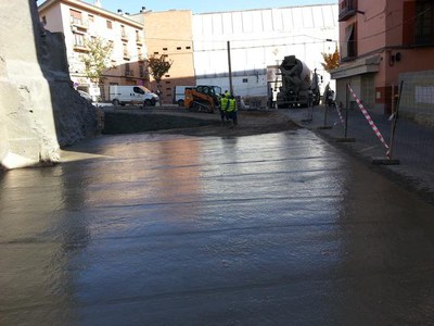 S'ha realitzat l'arranjament per habilitar una vintena de places de pàrquing de rotació que donaran servei a la zona que compta amb diversos equipame….