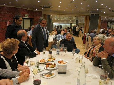 L'alcalde Ros, saludant els comerciants de Cappont en el sopar organitat per l'associació del barri.