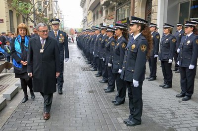 L'alcalde Ros, amb la tinent d'alcalde S.Mestres i l'intendent en cap, passant revista al cos de la Guàrdia Urbana.